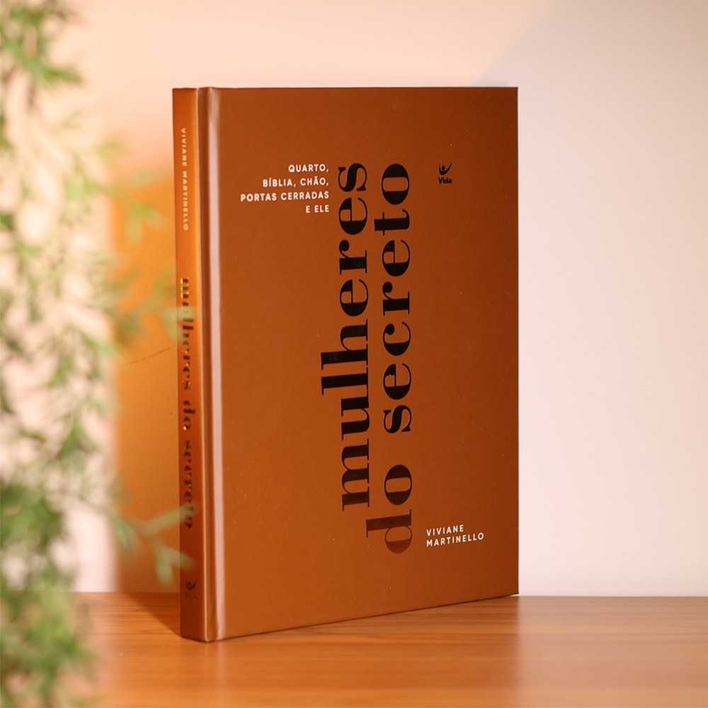 Capa de Mulheres do Secreto | Viviane Martinello — item do Kit Mulheres do Secreto + Bíblia Mulheres | NVT | Espaço Para Anotações | Capa Luxo Marrom | Viviane Martinello · foto 2