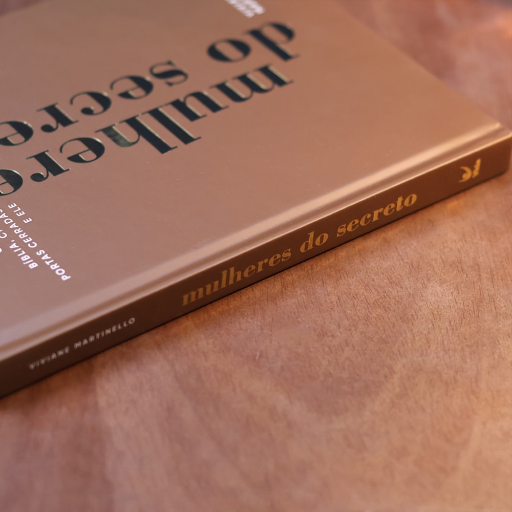 Capa de Mulheres do Secreto | Viviane Martinello — item do Kit Mulheres do Secreto + Bíblia Mulheres | NVT | Espaço Para Anotações | Capa Luxo Marrom | Viviane Martinello · foto 4