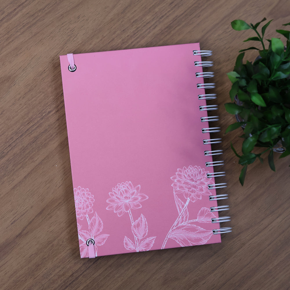 Capa de Planner Contando os Meus Dias | Capa Dálias Rosa — item do Kit Planner Contando os Meus Dias | Capa Dálias Rosa + Devocional Moldadas | 365 Dias com as Mulheres da Bíblia | Rute Salviano e Karina Bonello · foto 10
