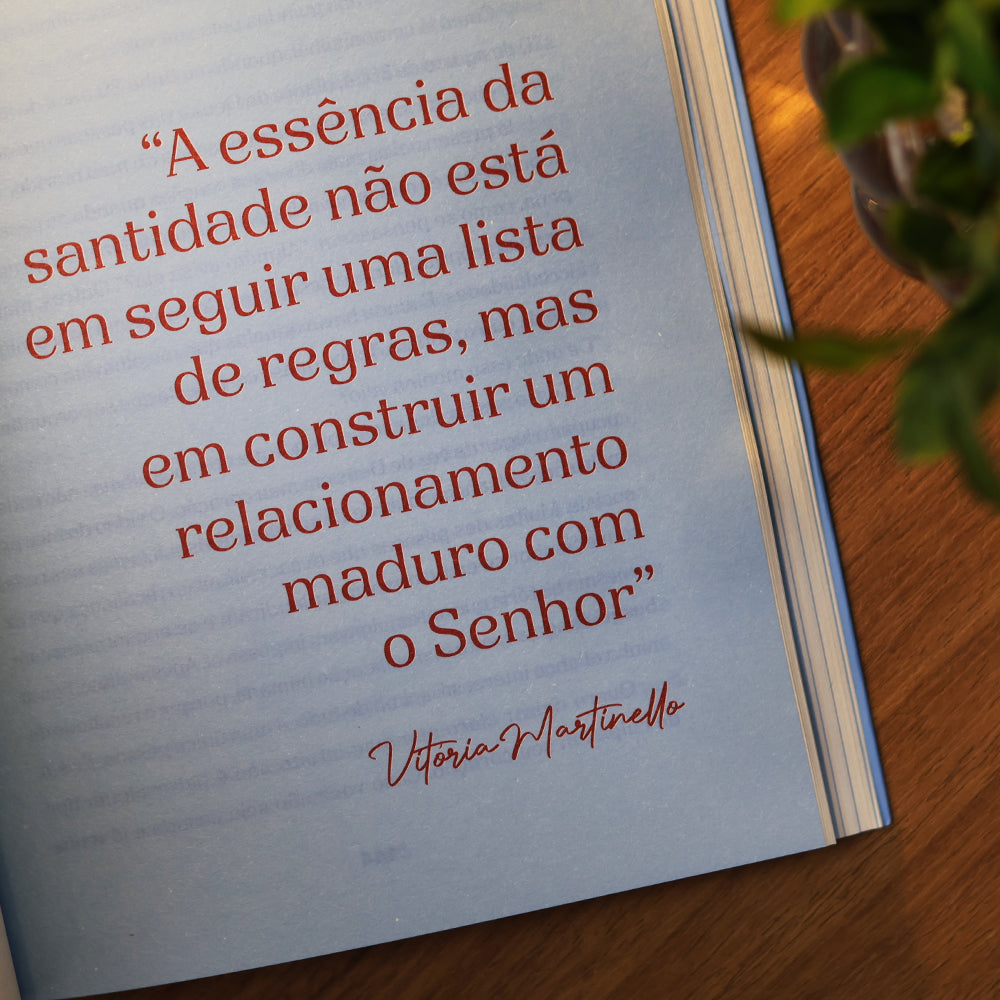 Capa de Ser Diferente é Um Presente | Vitória Martinello — item do Kit Planner Contando os Meus Dias | Capa Floral Azul + Ser Diferente é Um Presente | Vitória Martinello · foto 9