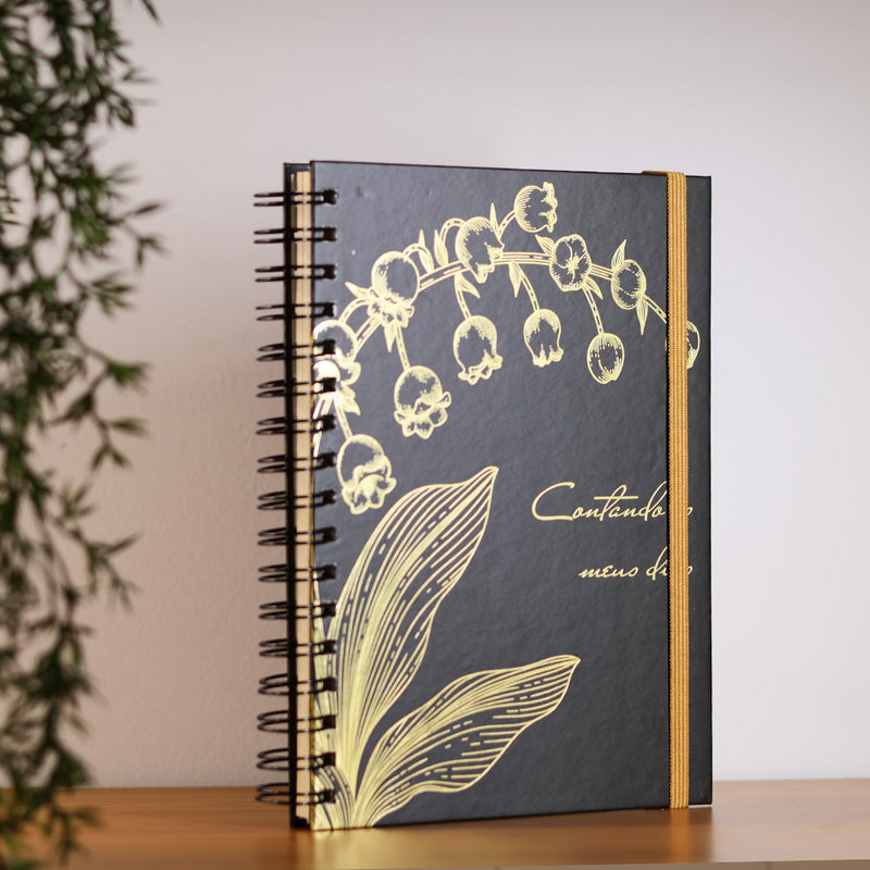 Capa de Planner Contando os Meus Dias | Capa Preta Lírio do Vale — item do Kit Planner Contando os Meus Dias | Capa Preta Lírio do Vale + Devocional Mulheres 2027 | Viviane Martinello · foto 2