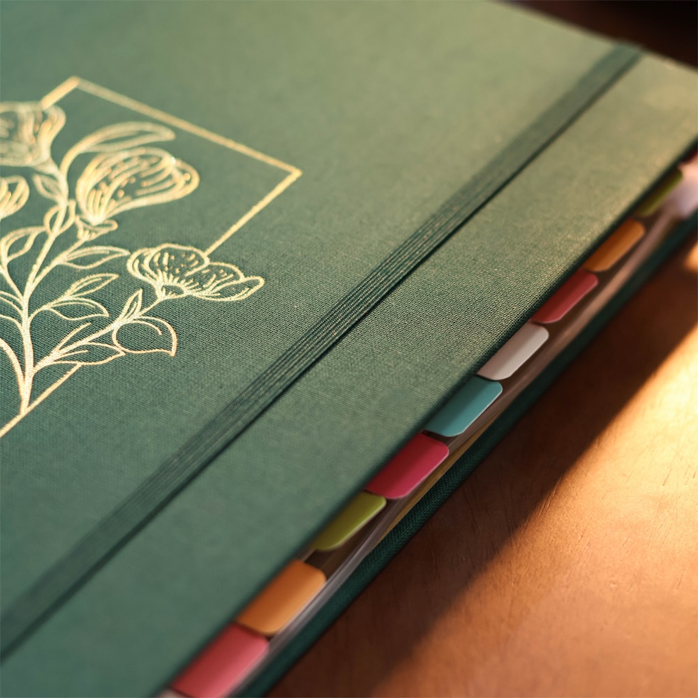 Capa de Planner Meu Plano Perfeito | Capa Dura Com Tecido Verde — item do Kit Planner Meu Plano Perfeito | Capa Dura Com Tecido Verde + Bíblia Sagrada Essência Leia e Anote | NVI | Capa Luxo Marrom · foto 5