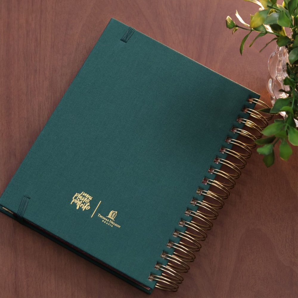 Capa de Planner Meu Plano Perfeito | Capa Dura Com Tecido Verde — item do Kit Planner Meu Plano Perfeito | Capa Dura Com Tecido Verde + Bíblia Sagrada Essência Leia e Anote | NVI | Capa Luxo Marrom · foto 9