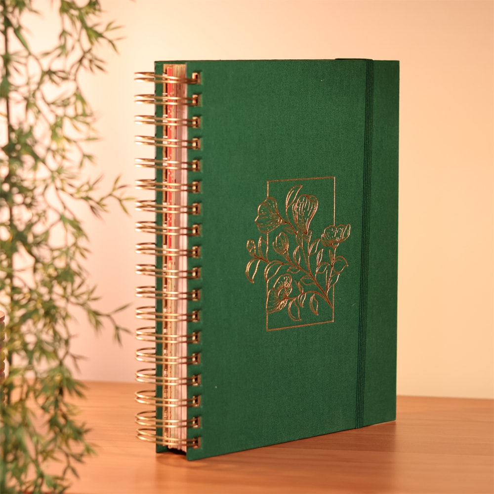 Capa de Planner Meu Plano Perfeito | Capa Dura Com Tecido Verde — item do Kit Planner Meu Plano Perfeito | Capa Dura Com Tecido Verde + Bíblia Sagrada Essência Leia e Anote | NVI | Capa Luxo Marrom · foto 2