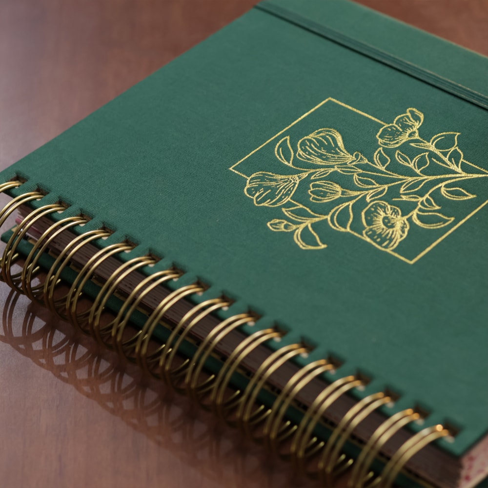 Capa de Planner Meu Plano Perfeito | Capa Dura Com Tecido Verde — item do Kit Planner Meu Plano Perfeito | Capa Dura Com Tecido Verde + Bíblia Sagrada Essência Leia e Anote | NVI | Capa Luxo Marrom · foto 4