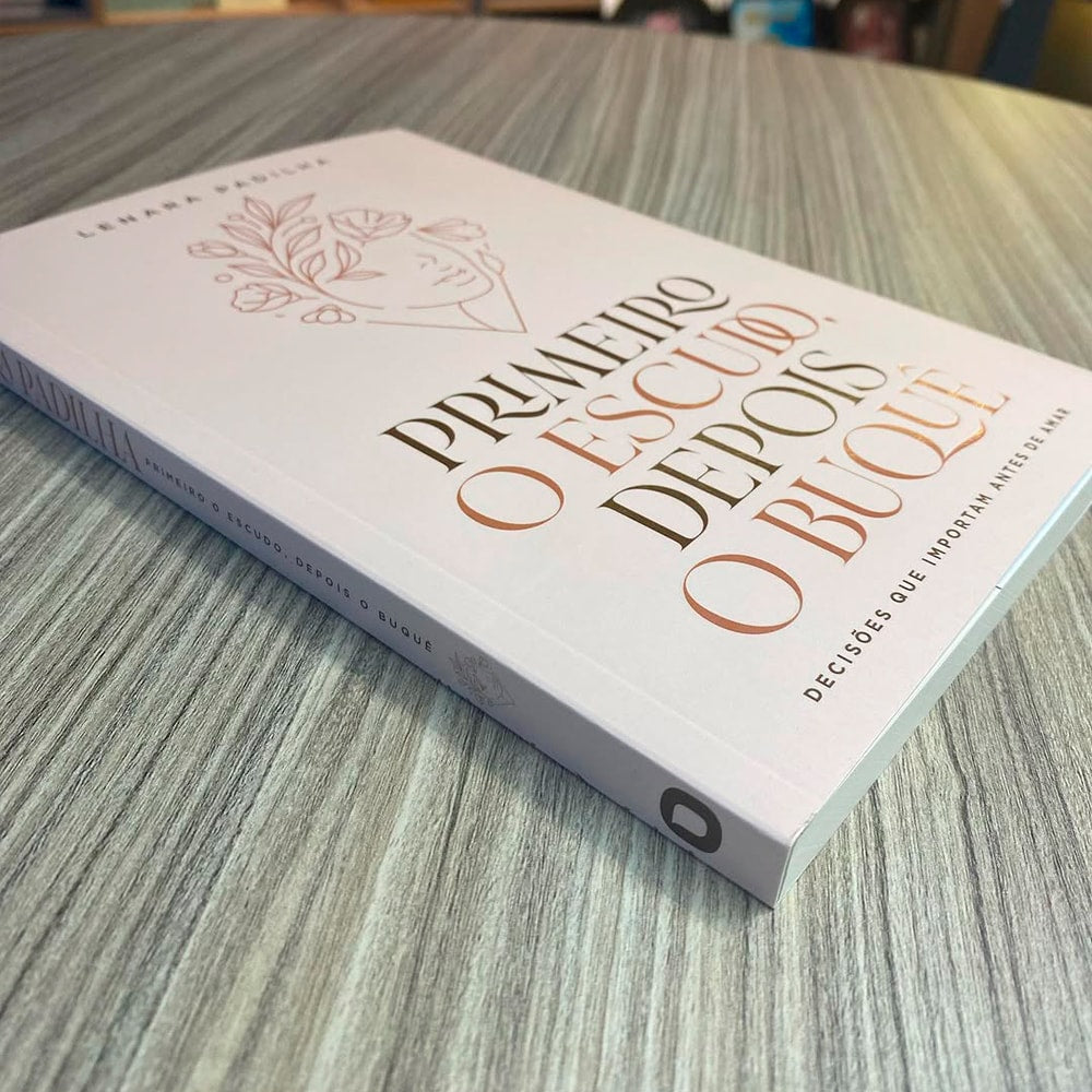 Capa de Primeiro O Escudo, Depois O Buque | Lenara Padilha — item do Kit Primeiro O Escudo, Depois O Buque | Lenara Padilha + Mulheres Improváveis | Viviane Martinello · foto 2