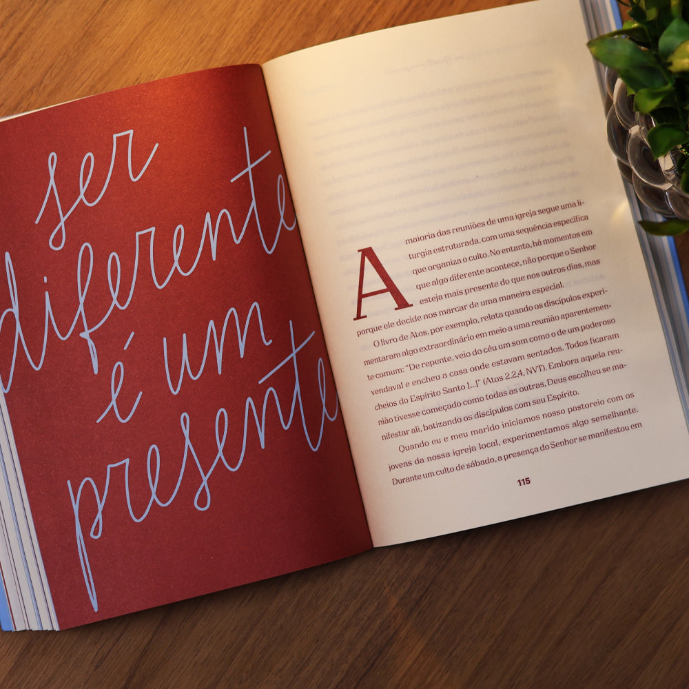 Capa de Ser Diferente é Um Presente | Vitória Martinello — item do Kit Ser Diferente é Um Presente | Vitória Martinello + Bíblia Sagrada Slim Tudo Crê | NVT | Capa Dura · foto 7