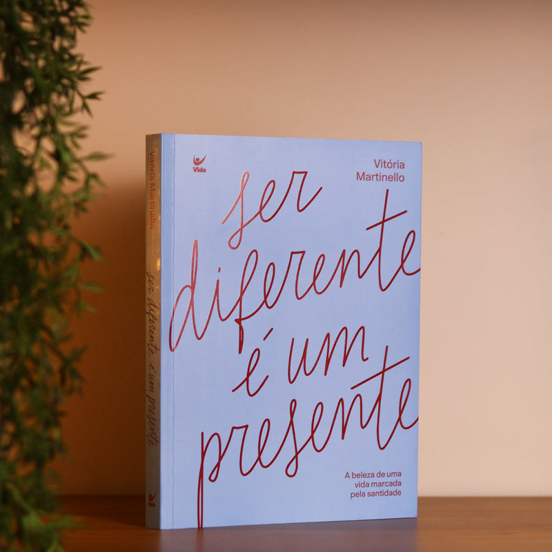 Capa de Ser Diferente é Um Presente | Vitória Martinello — item do Kit Ser Diferente é Um Presente | Vitória Martinello + Devocional Moldadas | 365 Dias com as Mulheres da Bíblia | Rute Salviano · foto 2